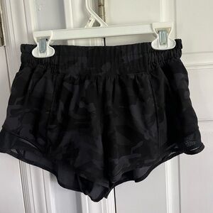 Lululemon Hotty hot shorts 2.5” in camo, low rise, size 2